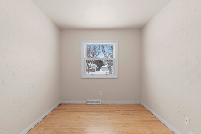 Building Photo - 1045 Green Acres Ln