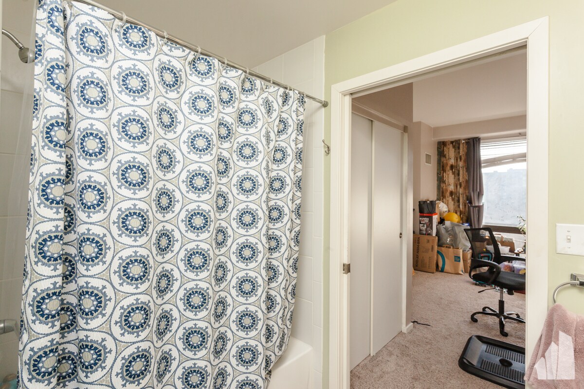 Building Photo - 1 E 8th St