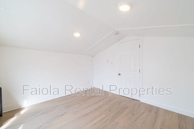 Building Photo - 426 W Peach St