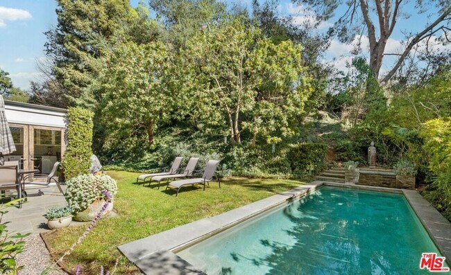 Building Photo - 2530 Hutton Dr