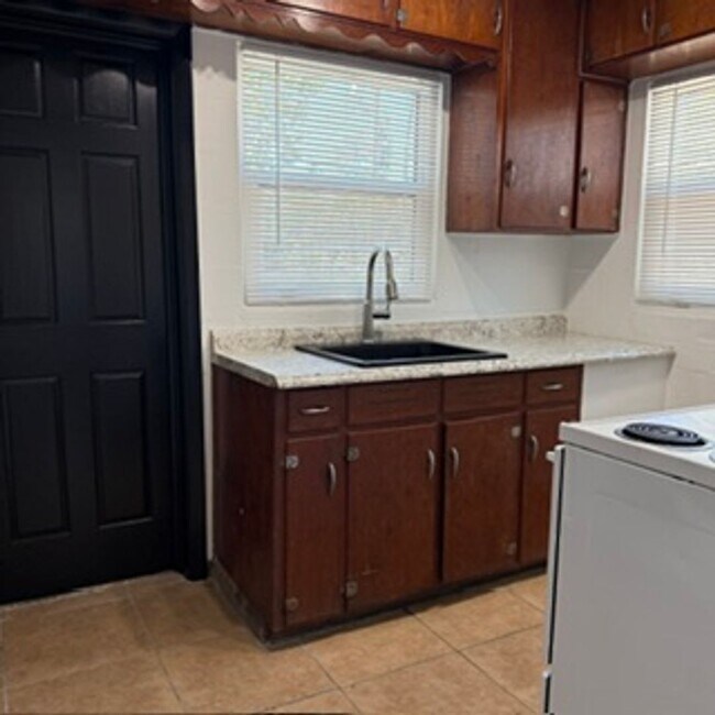 Building Photo - 1 Bedroom, 1 Bath Cottage