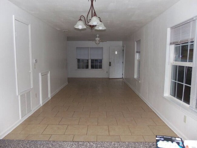 Building Photo - 3 Bedrooms 2.5 Baths Townhome Available Now