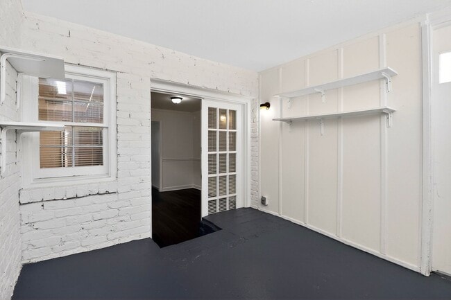 Building Photo - Lovely Two Bedroom Condo in Cotswold!