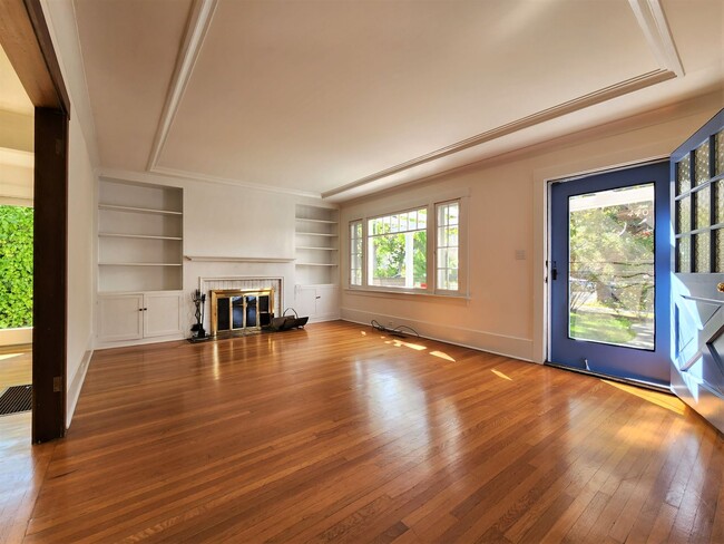 Building Photo - Charming Single Family Home in Downtown Pa...