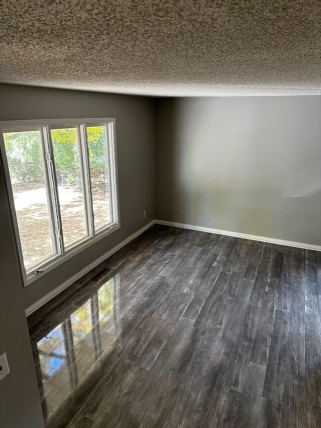 Building Photo - Your Updated & Cozy Savage Retreat. Available 8/1!