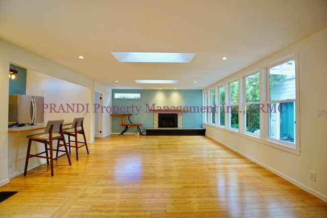 Building Photo - Bright, Stylish Fairfax Home with a Privat...