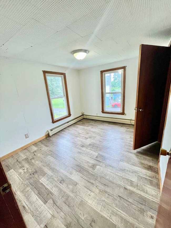 Building Photo - 121 Maple St