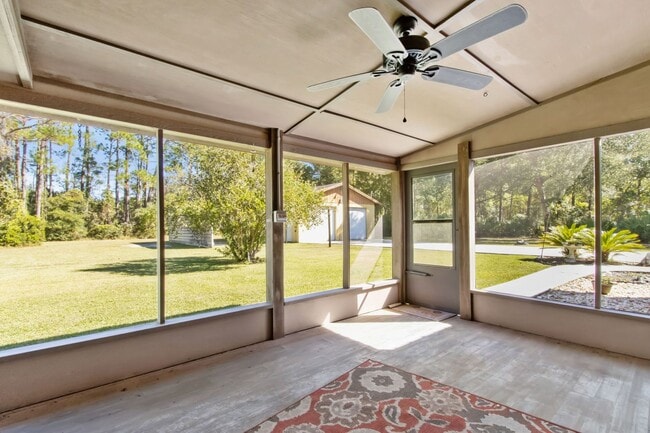 Building Photo - Peaceful Country Living Close to Everything