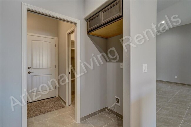 Building Photo - RV GARAGE HOME