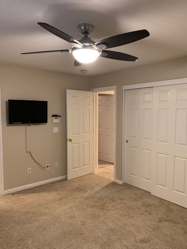 Building Photo - 3 Bedroom 2 Bath Home