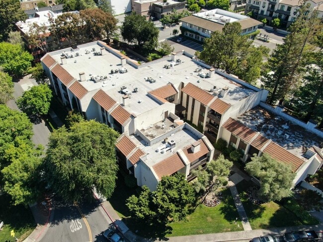 Building Photo - 226 W Edith Ave