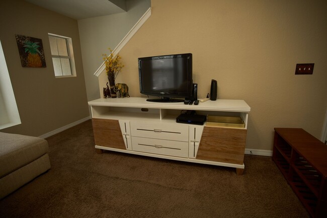 Building Photo - Turnkey Furnished Townhome