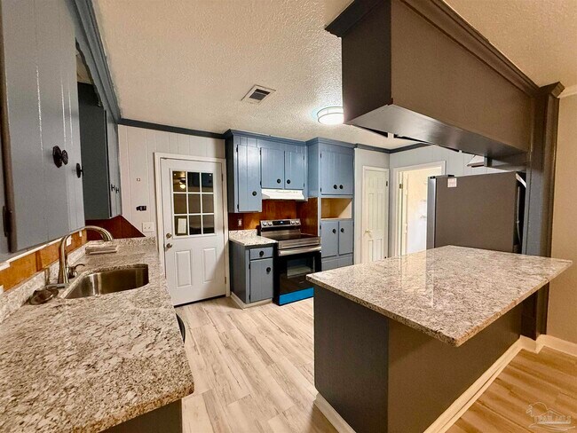 Building Photo - 9681 Pine Cone Dr
