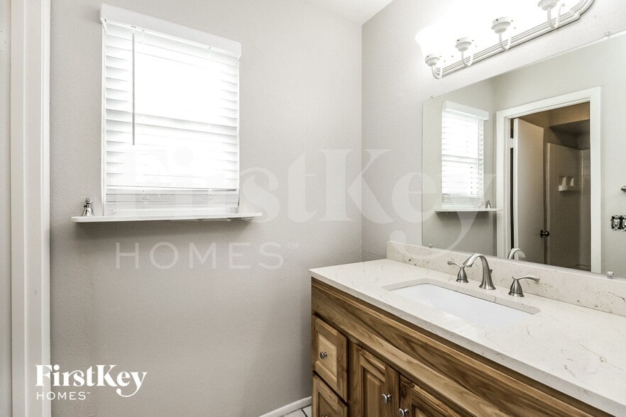 Building Photo - 2701 N Hartford St