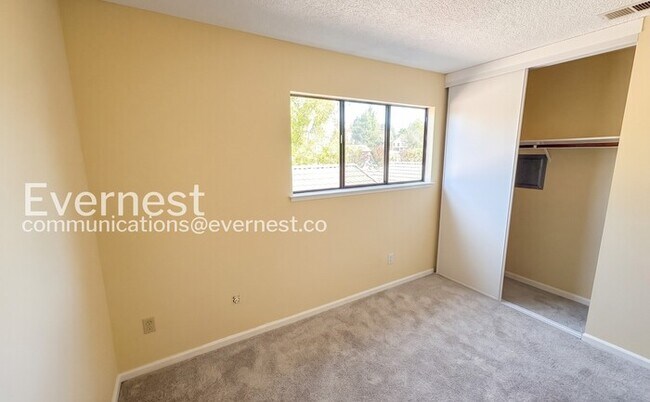 Building Photo - 914 Valley Run