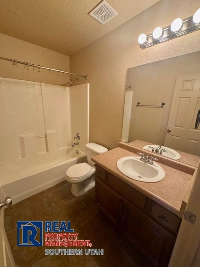 Building Photo - Hidden Valley Townhome