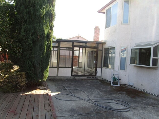 Building Photo - 812 Briarwood Ct