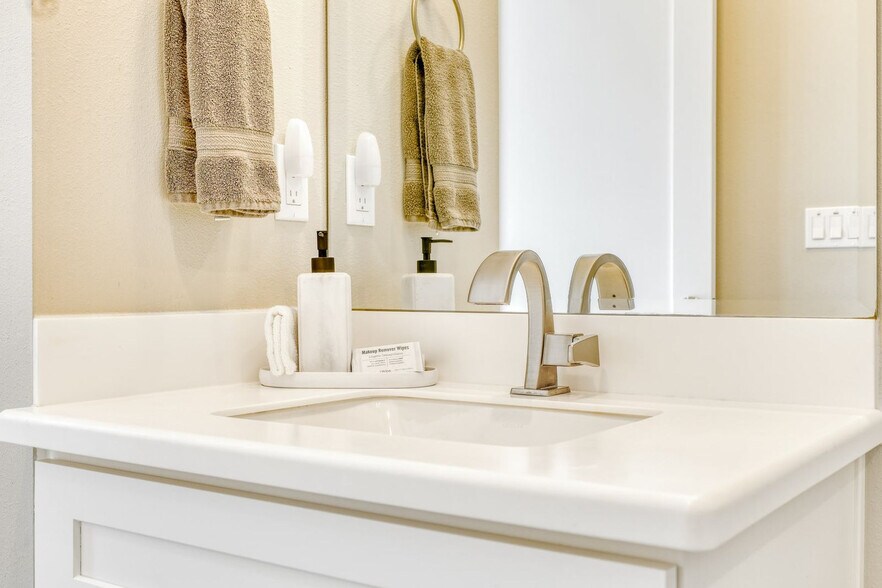 Building Photo - 1669 Colleen St