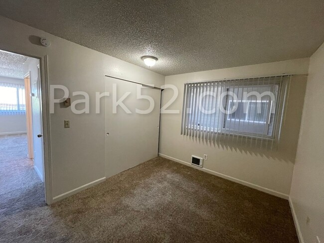 Building Photo - 2 Bedroom 1 Bathroom Upper Level Apartment...