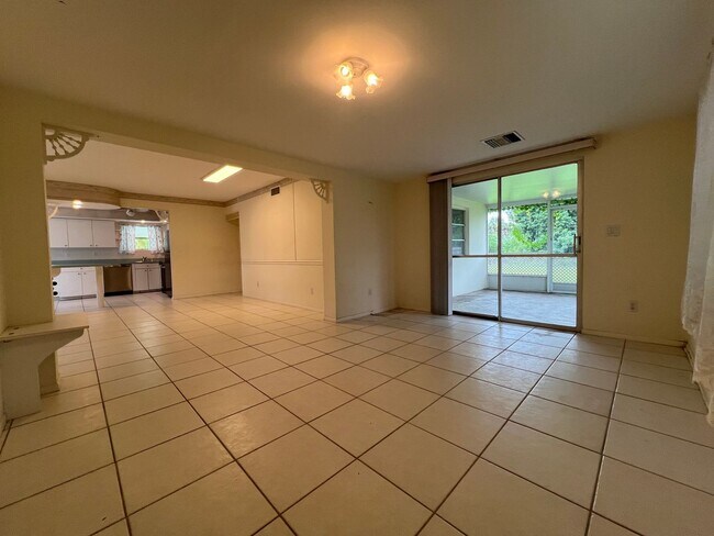 Building Photo - ** Annual ** 2 Bed / 2 Bath ** Single Fami...