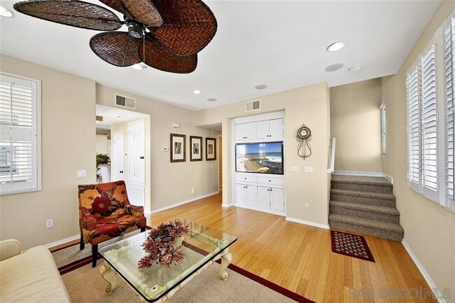 Building Photo - 3 Bedroom 3.5 Bathroom Townhouse in Sunset Cove