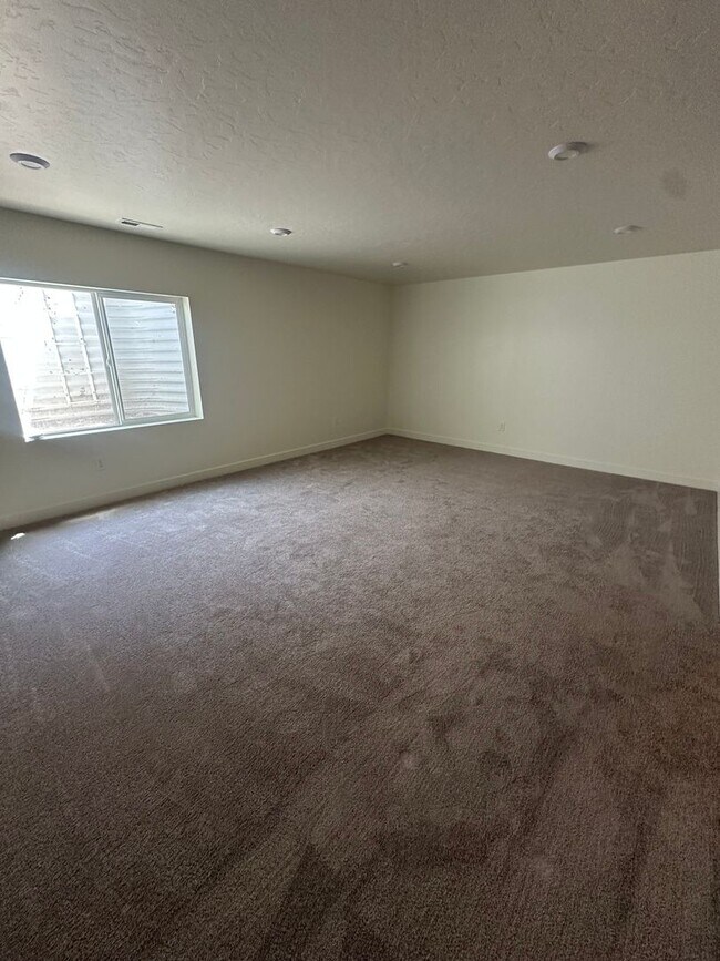Building Photo - GORGEOUS EAGLE MOUNTAIN TOWNHOME!!!