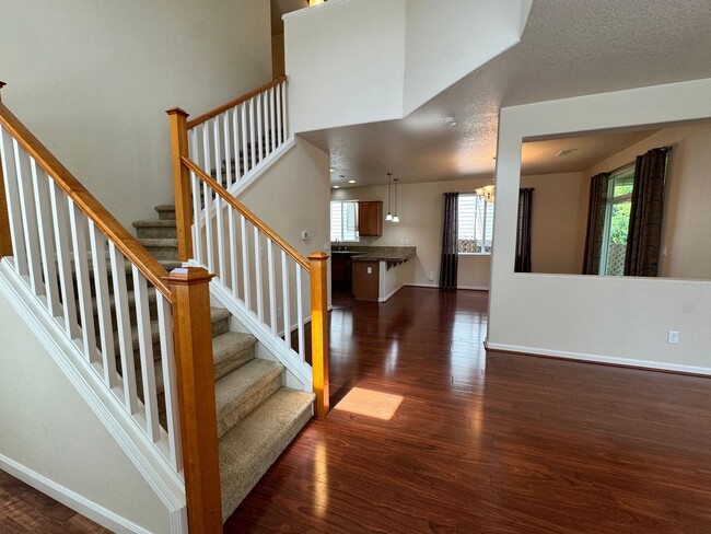 Building Photo - FOR RENT - SUPER CLEAN 4 BEDROOM, 2.5 BATH...