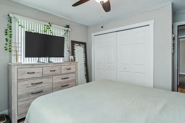 Building Photo - 927-933 Park Ave W