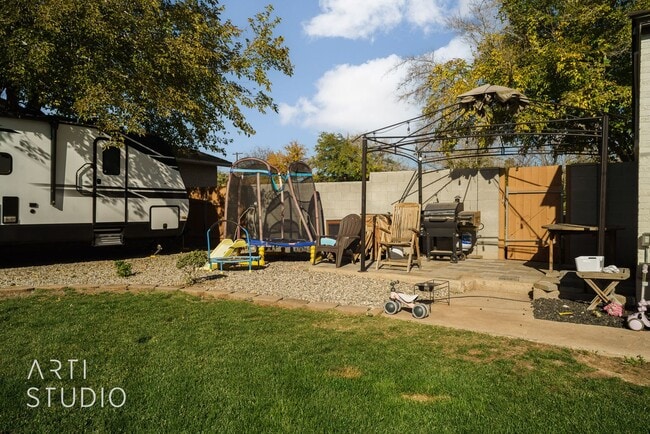 Building Photo - Newly Renovated 3 Bedroom, 2 Bathroom Home...