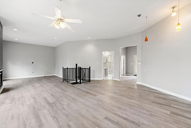 Building Photo - 880 Melody Ln