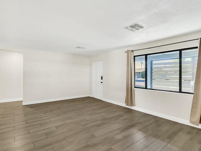 Building Photo - 544 W 17th Pl