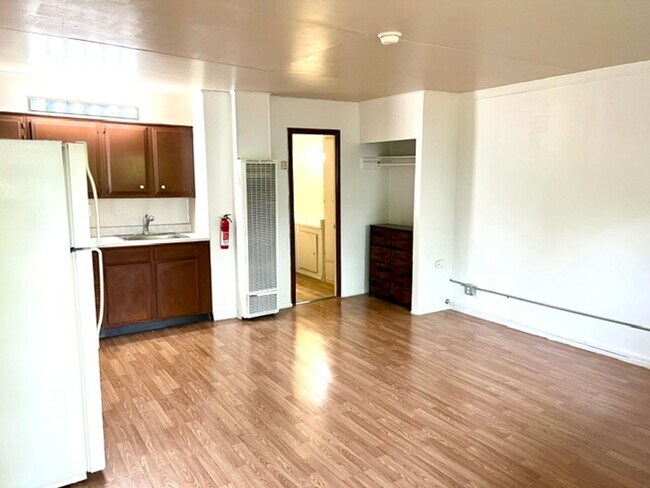 Building Photo - 2301 Roosevelt Dr