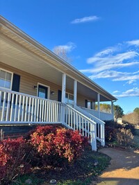 Building Photo - 3-Bedroom Home in safe neighborhood - Pets...