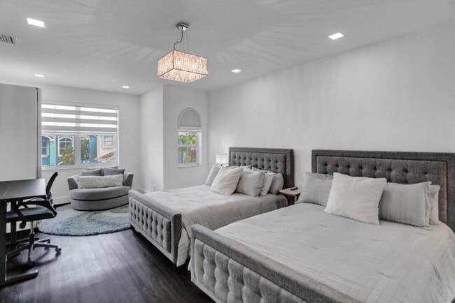 Building Photo - 3824 SW 49th Pl