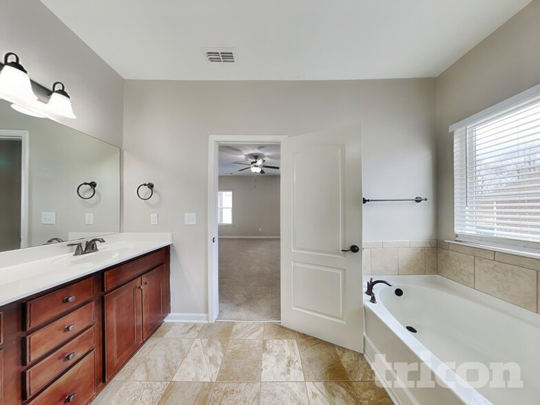 Building Photo - 616 Fredericksburg Dr