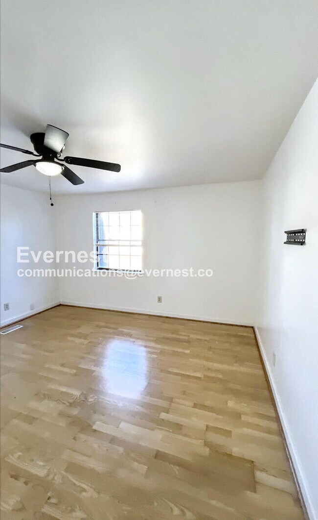 Building Photo - 2 Bed/1.5 Bath Townhome with Fenced Yard / Pet-Friendly / Available Now!