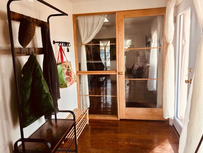 Building Photo - Central Location - 2 beds 1 bath