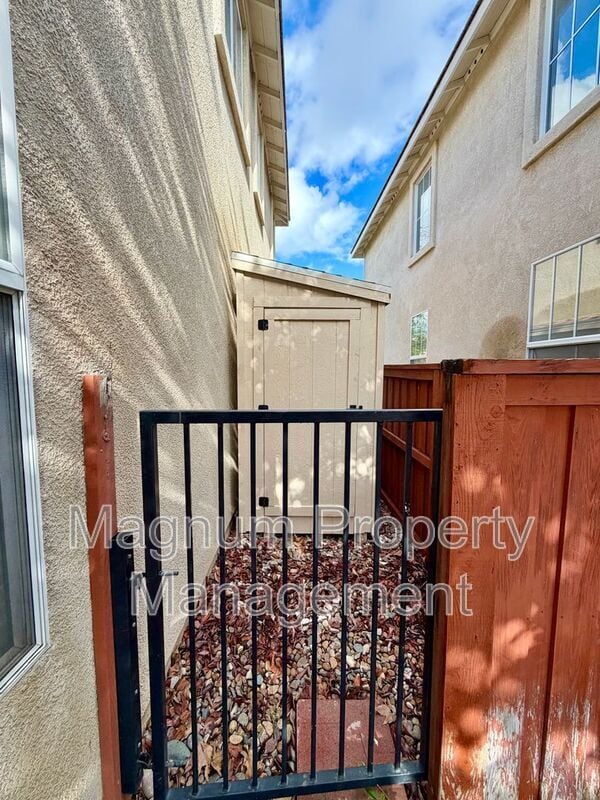 Building Photo - 23664 Groveland Pl