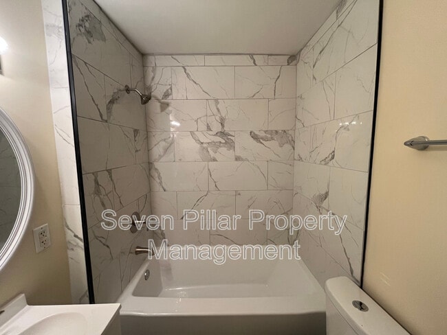 Building Photo - 1042 E 16th Ave