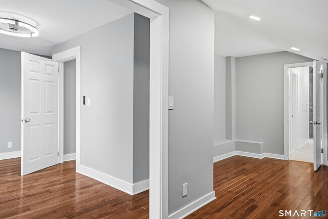 Building Photo - 275 Riverview Ave
