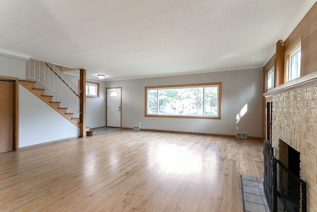 Building Photo - Updated 5 bedroom 2 bath single family house