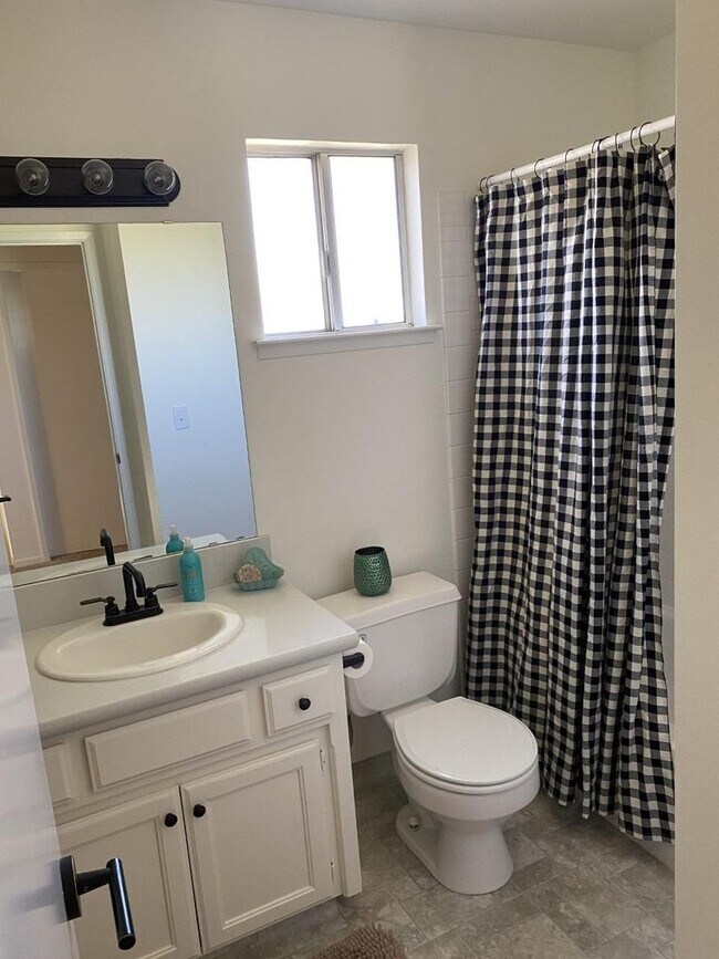Building Photo - For Rent: Beautiful 3 Bed / 2.5 Bath Home ...