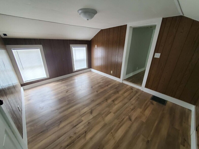 Building Photo - 208 W Candise St