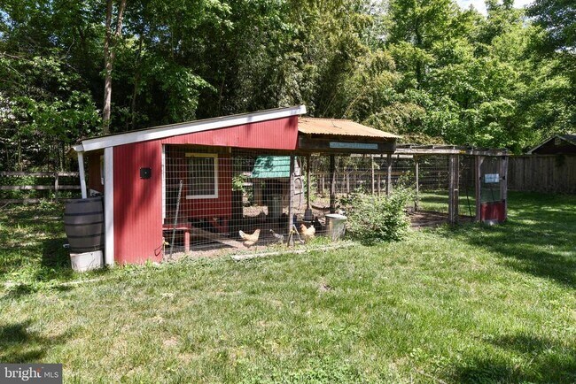 Building Photo - 14 Oak Ln
