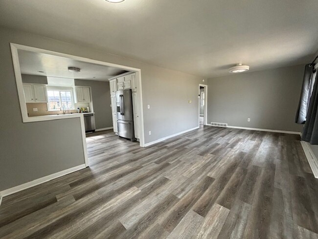 Building Photo - 2 Bed 1 bath home with a  Full Fenced In B...