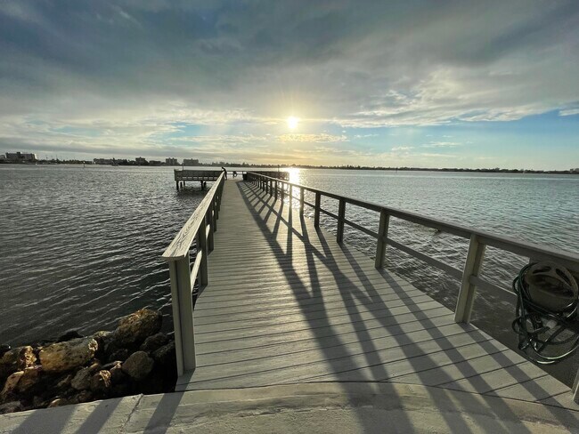 Building Photo - 4750 Cove Cir