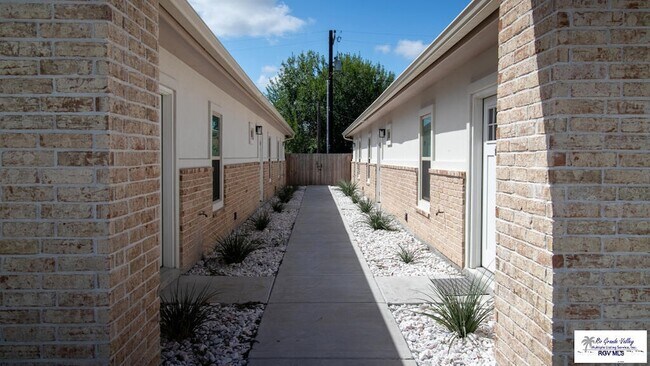 Building Photo - 312 E Magnolia Ave