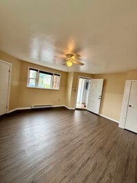 Building Photo - 560 N Pine St