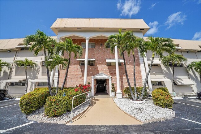 Building Photo - 300 Golden Isles Dr