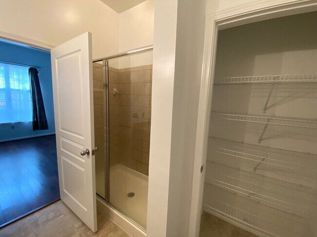 Building Photo - Ghent Condo with Secured Entry and Parking...